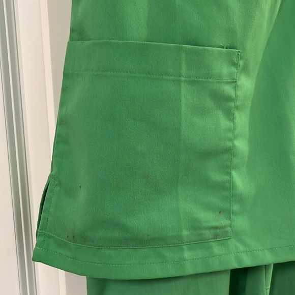 GREY’S ANATOMY BY BARCO lime green scrub set - Picture 4 of 12